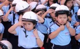 Vận động to&agrave;n d&acirc;n đội mũ bảo hiểm cho trẻ em