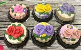 Phụ nữ v&agrave; b&aacute;nh Trung thu