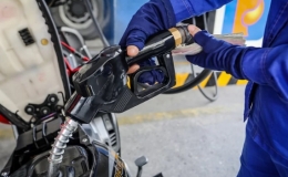 Gi&aacute; xăng trước &aacute;p lực tăng 'sốc'