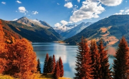 Khung cảnh m&ugrave;a thu tr&ecirc;n d&atilde;y n&uacute;i rộng lớn nhất ch&acirc;u &Acirc;u