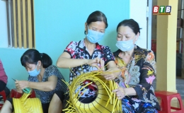 Đưa nghề phụ về với chị em