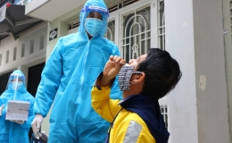 H&ocirc;m nay (25/9), nh&acirc;n vi&ecirc;n giao h&agrave;ng c&ocirc;ng nghệ tự lấy mẫu x&eacute;t nghiệm