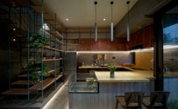 Ng&ocirc;i nh&agrave; Đ&agrave; Lạt nằm tr&ecirc;n sườn dốc với đầy c&acirc;y l&aacute; b&ecirc;n trong