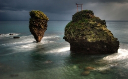 Những cổng trời b&iacute; ẩn nổi tr&ecirc;n mặt nước ở Nhật Bản