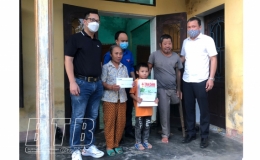 Thăm, tặng qu&agrave; học sinh c&oacute; ho&agrave;n cảnh kh&oacute; khăn