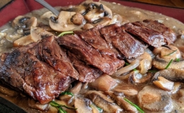 Thịt b&ograve; sốt kem nấm cho bữa ăn ở nh&agrave; ng&agrave;y dịch