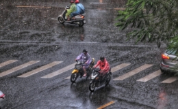 Thời tiết h&ocirc;m nay (19/9): Mưa r&agrave;o v&agrave; d&ocirc;ng tr&ecirc;n cả 3 miền