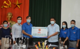 Trao tặng th&ugrave;ng đựng r&aacute;c v&agrave; hướng dẫn ph&acirc;n loại r&aacute;c tại nguồn