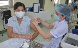 X&iacute; nghiệp Vecton Hưng H&agrave; ti&ecirc;m vắc-xin cho 870 c&ocirc;ng nh&acirc;n