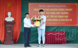 Đồng h&agrave;nh c&ugrave;ng em Đặng L&ecirc; Nguy&ecirc;n Vũ trong trận chung kết năm Đường l&ecirc;n đỉnh Olympia