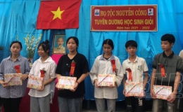 Đồng h&agrave;nh c&ugrave;ng học sinh trong năm học mới