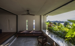 Nh&agrave; b&ecirc; t&ocirc;ng nguy&ecirc;n khối ch&igrave;m trong rừng c&acirc;y