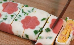 Tạo h&igrave;nh hoa cho m&oacute;n trứng cuộn