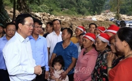 Chăm lo, hỗ trợ c&aacute;c gia đ&igrave;nh nạn nh&acirc;n của lũ ống vượt qua kh&oacute; khăn