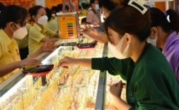 Gi&aacute; v&agrave;ng đồng loạt "lao dốc"