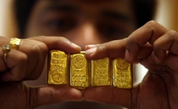 Gi&aacute; v&agrave;ng lao dốc