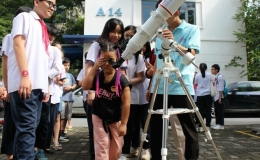 Học sinh H&agrave; Nội trải nghiệm kh&aacute;m ph&aacute; vũ trụ