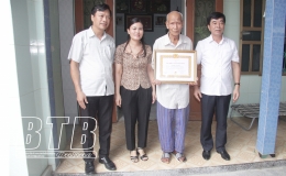 Huyện ủy Tiền Hải: Trao huy hiệu 70 năm tuổi Đảng cho đồng ch&iacute; Nguyễn Văn Nghĩa