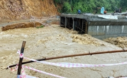 Mưa lớn k&egrave;m lốc, s&eacute;t g&acirc;y thiệt hại tại nhiều địa phương