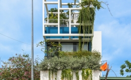 Nh&agrave; phố thiết kế kiểu 'ruộng bậc thang' để trồng rau, nu&ocirc;i c&aacute;