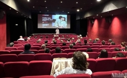 Phim &ldquo;B&ecirc;n trong vỏ k&eacute;n v&agrave;ng&rdquo; của đạo diễn Phạm Thi&ecirc;n &Acirc;n c&ocirc;ng chiếu tại Ph&aacute;p