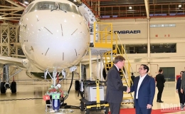 Thủ tướng Phạm Minh Ch&iacute;nh thăm Tập đo&agrave;n h&agrave;ng kh&ocirc;ng vũ trụ Embraer