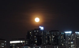 Trăng Xanh rực s&aacute;ng tr&ecirc;n bầu trời