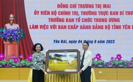 Ủy vi&ecirc;n Bộ Ch&iacute;nh trị, Thường trực Ban B&iacute; thư Trương Thị Mai l&agrave;m việc tại Y&ecirc;n B&aacute;i