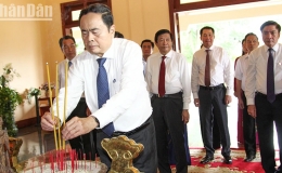 Chủ tịch Quốc hội Trần Thanh Mẫn d&acirc;ng hương v&agrave; trồng c&acirc;y tại c&aacute;c Khu lưu niệm ở Vĩnh Long