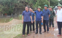 Đồng ch&iacute; Ph&oacute; B&iacute; thư thường trực Tỉnh ủy, Chủ tịch HĐND tỉnh kiểm tra c&ocirc;ng t&aacute;c ứng ph&oacute; với lũ tại huyện Hưng H&agrave;, Quỳnh Phụ