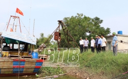 Đồng ch&iacute; Trưởng ban Tuy&ecirc;n gi&aacute;o Tỉnh ủy kiểm tra c&ocirc;ng t&aacute;c ứng ph&oacute; với b&atilde;o số 3 tại huyện Kiến Xương