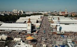 H&agrave;ng ngh&igrave;n người tham dự lễ hội bia Oktoberfest lớn nhất thế giới