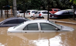 H&agrave;ng trăm &ocirc;t&ocirc; ch&igrave;m trong rốn lũ