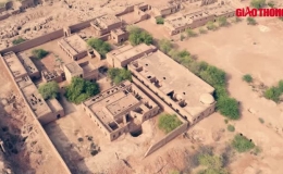 Ph&aacute;o đ&agrave;i khổng lồ nằm giữa hoang mạc tại Pakistan