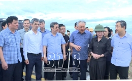 Ph&oacute; Thủ tướng thường trực Ch&iacute;nh phủ Nguyễn H&ograve;a B&igrave;nh kiểm tra c&ocirc;ng t&aacute;c khắc phục hậu quả b&atilde;o số 3 tại Th&aacute;i B&igrave;nh