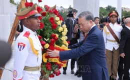 Tổng B&iacute; thư, Chủ tịch nước T&ocirc; L&acirc;m đặt v&ograve;ng hoa tại Đ&agrave;i tưởng niệm Anh h&ugrave;ng d&acirc;n tộc Jose Marti