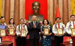 X&acirc;y dựng đội ngũ c&aacute;n bộ, c&ocirc;ng chức, vi&ecirc;n chức c&oacute; đủ phẩm chất năng lực, uy t&iacute;n, thực sự chuy&ecirc;n nghiệp, li&ecirc;m ch&iacute;nh