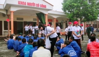 Sáng 21/10, tại Trung tâm Chăm sóc và Phục hồi chức năng cho người tâm thần (Sở Lao động - Thương binh và Xã hội), Hội từ thiện Phúc Sinh huyện Thái Thụy tổ chức phát cháo và tặng quà cho các bệnh nhân tâm thần trong đó nhiều bệnh nhân là người có cô