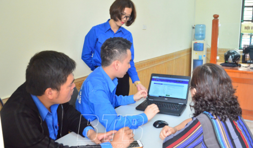 8 huyện, th&agrave;nh phố đều c&oacute; đội thanh ni&ecirc;n t&igrave;nh nguyện hướng dẫn sử dụng dịch vụ c&ocirc;ng trực tuyến cấp độ 3, 4