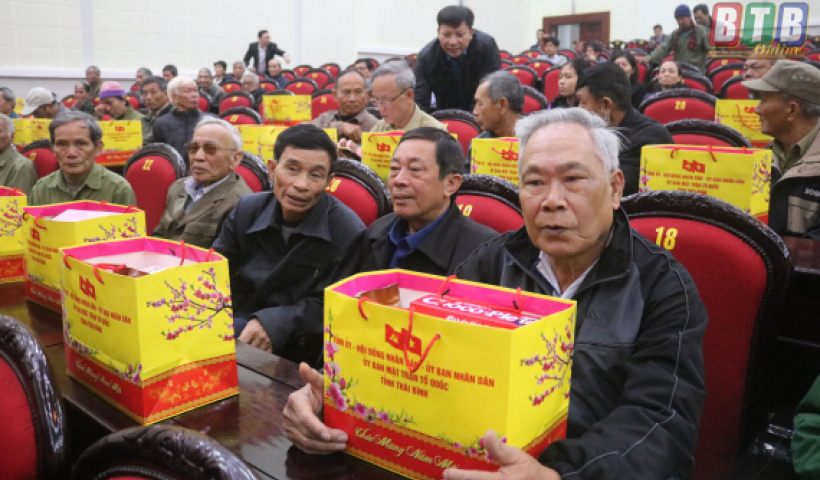 Gần 8000 gia đ&igrave;nh ch&iacute;nh s&aacute;ch, người c&oacute; c&ocirc;ng tr&ecirc;n địa b&agrave;n th&agrave;nh phố nhận qu&agrave; dịp Tết Nguy&ecirc;n đ&aacute;n Canh T&yacute; 