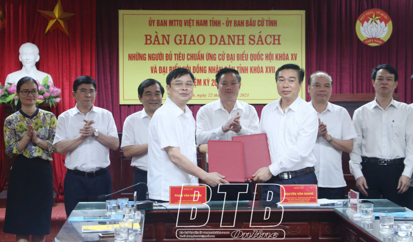 B&agrave;n giao danh s&aacute;ch những người đủ ti&ecirc;u chuẩn ứng cử đại biểu Quốc hội kh&oacute;a XV v&agrave; đại biểu HĐND tỉnh nhiệm kỳ 2021 &ndash; 2026