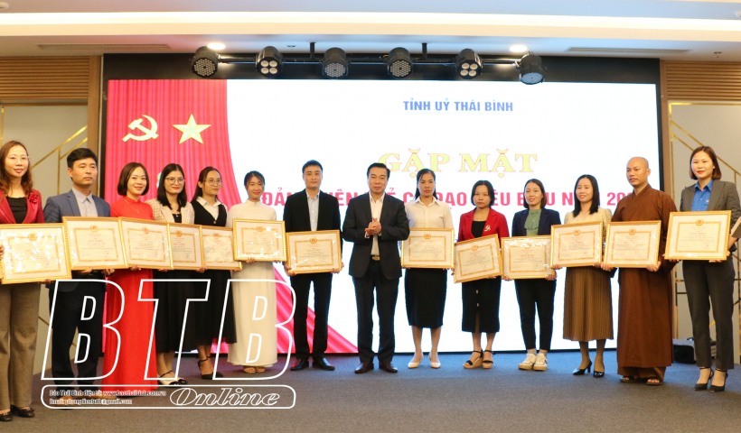 Biểu dương, khen thưởng đảng vi&ecirc;n trẻ c&oacute; đạo ti&ecirc;u biểu xuất sắc năm 2023