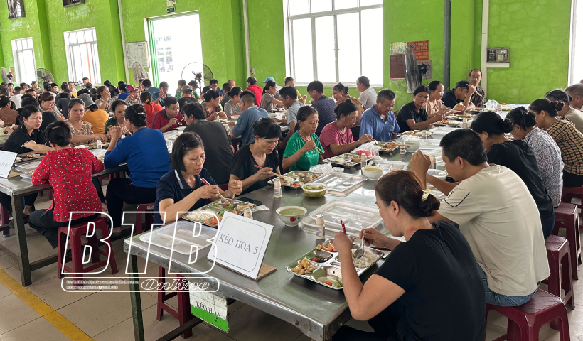 Bữa cơm c&ocirc;ng đo&agrave;n: Ấm &aacute;p y&ecirc;u thương