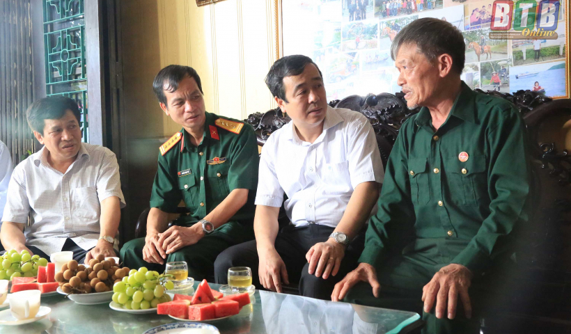 C&aacute;c đồng ch&iacute; l&atilde;nh đạo tỉnh đi thăm, tặng qu&agrave; gia đ&igrave;nh ch&iacute;nh s&aacute;ch, người c&oacute; c&ocirc;ng 