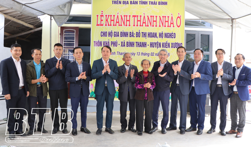 C&aacute;c đồng ch&iacute; l&atilde;nh đạo tỉnh dự lễ kh&aacute;nh th&agrave;nh nh&agrave; cho c&aacute;c hộ ngh&egrave;o