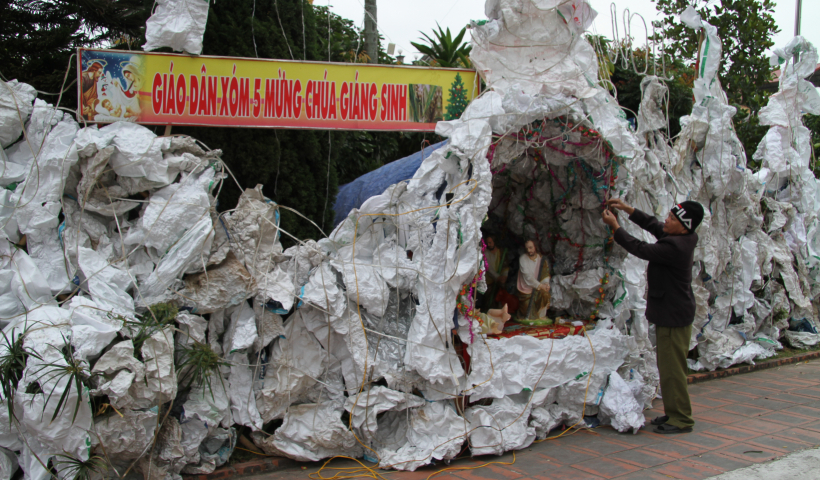 C&aacute;c đồng ch&iacute; l&atilde;nh đạo tỉnh thăm, ch&uacute;c mừng c&aacute;c chức sắc v&agrave; đồng b&agrave;o C&ocirc;ng gi&aacute;o của tỉnh nh&acirc;n dịp Gi&aacute;ng sinh