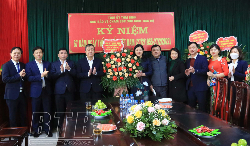 C&aacute;c đồng ch&iacute; l&atilde;nh đạo tỉnh thăm, ch&uacute;c mừng một số đơn vị y tế nh&acirc;n kỷ niệm 67 năm ng&agrave;y Thầy thuốc Việt Nam 