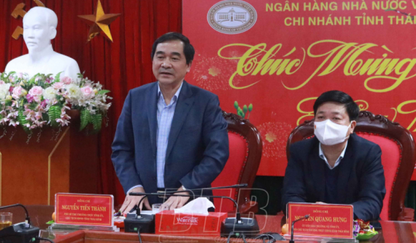 C&aacute;c đồng ch&iacute; l&atilde;nh đạo tỉnh thăm, động vi&ecirc;n c&aacute;c đơn vị quyết to&aacute;n ng&acirc;n s&aacute;ch cuối năm