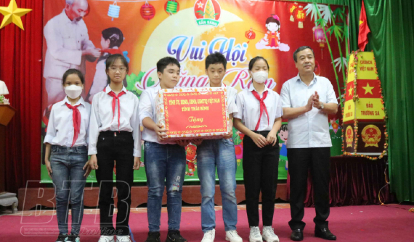 C&aacute;c đồng ch&iacute; l&atilde;nh đạo tỉnh thăm, tặng qu&agrave; c&aacute;c em thiếu ni&ecirc;n, nhi đồng nh&acirc;n dịp tết Trung thu