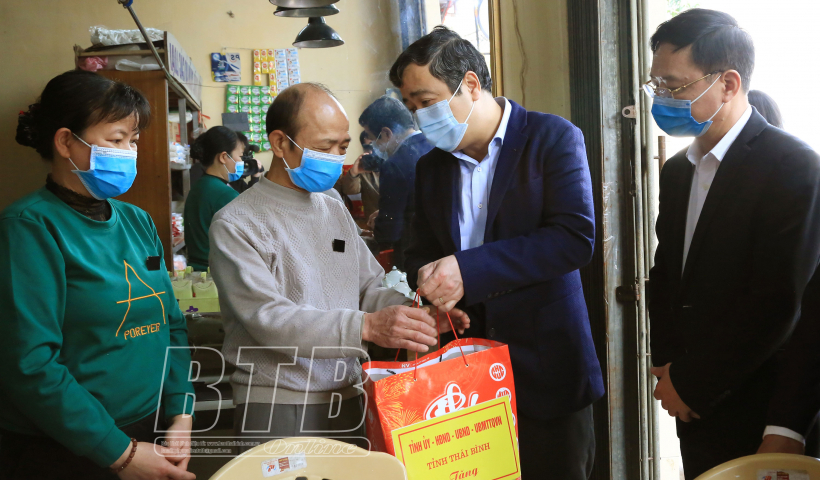 C&aacute;c đồng ch&iacute; l&atilde;nh đạo tỉnh thăm, tặng qu&agrave; người c&oacute; c&ocirc;ng, hộ gia đ&igrave;nh c&oacute; ho&agrave;n cảnh kh&oacute; khăn nh&acirc;n dịp tết Nguy&ecirc;n đ&aacute;n T&acirc;n Sửu 2021